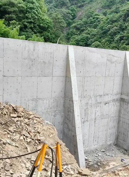 三门峡湖滨区重力式挡土墙